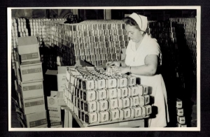 Fotografia de la Seccion Latas y Conservas del frigorifico Anglo