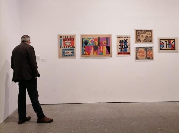 Rodrigo Arim, rector de la Udelar, visitando la muestra 