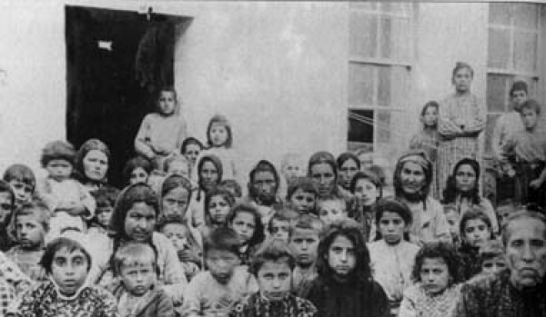 Armenias viudas y niños huérfanos