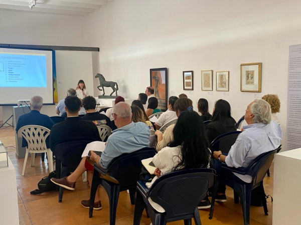 Cecilia Jorge en el taller de Conservaci&oacute;n Preventiva 
