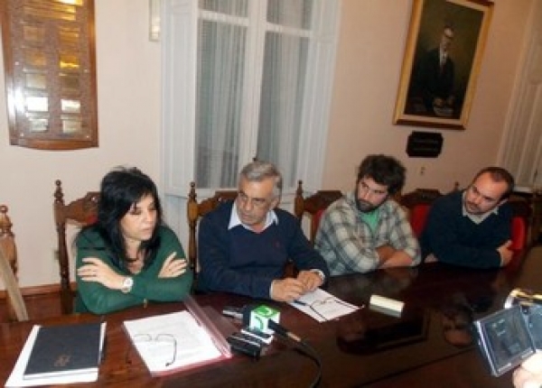 El Intendente de Río Negro Omar Lafluf y el Director del Museo de la Revolución Industrial Mauro Delgrosso junto a representantes de la Universidad de la República