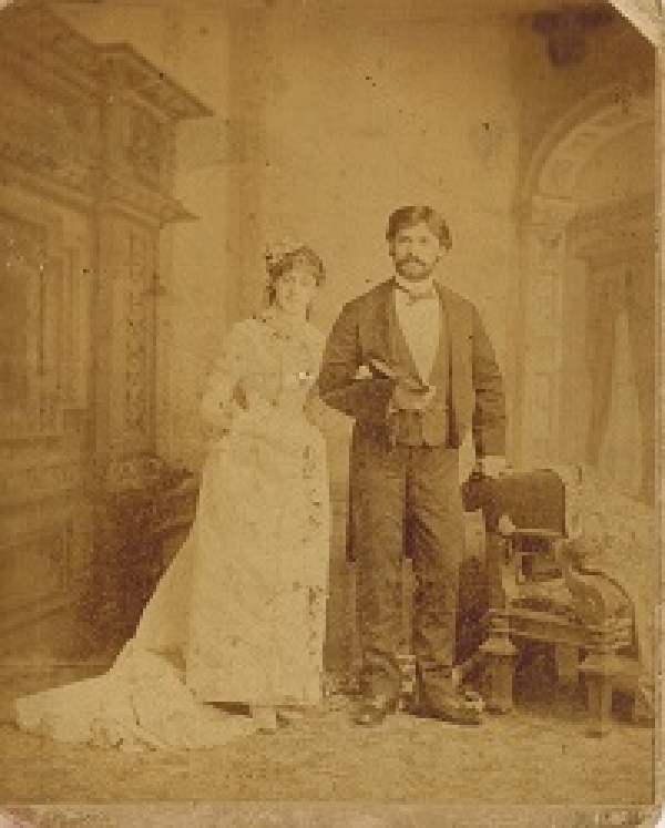 Al dorso de la fotograf&iacute;a se lee: "Agosto 14 de 1885, Montevideo. Dr. D. Pedro Figari, Oriental, 24 a&ntilde;os y mi nieta Mar&iacute;a Castro y Caravia, 20 a&ntilde;os. Hoy tomaron nuevo (&hellip;) y salieron a viajar (&hellip;). Mi abuelito Bernab&eacute; Caravia y fam.&rdquo; Montevideo, 1885 Alb&uacute;mina. Acervo Museo Figari