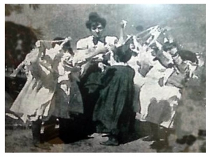 Enriqueta Compte y Riqu&eacute; jugando con alumnos (1906)