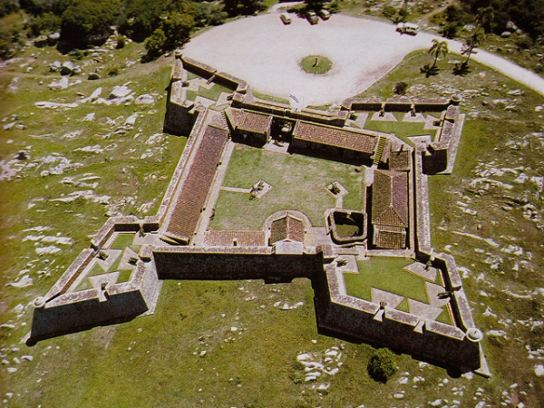 La Fortaleza de Santa Teresa es sede de muestra itinerante "Las vidas detr&aacute;s de las piedras".