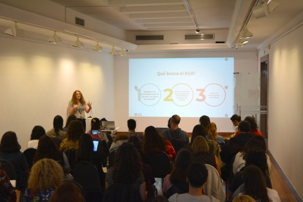 Viviana Linale de CERESO realizando taller en el Museo Zorrilla